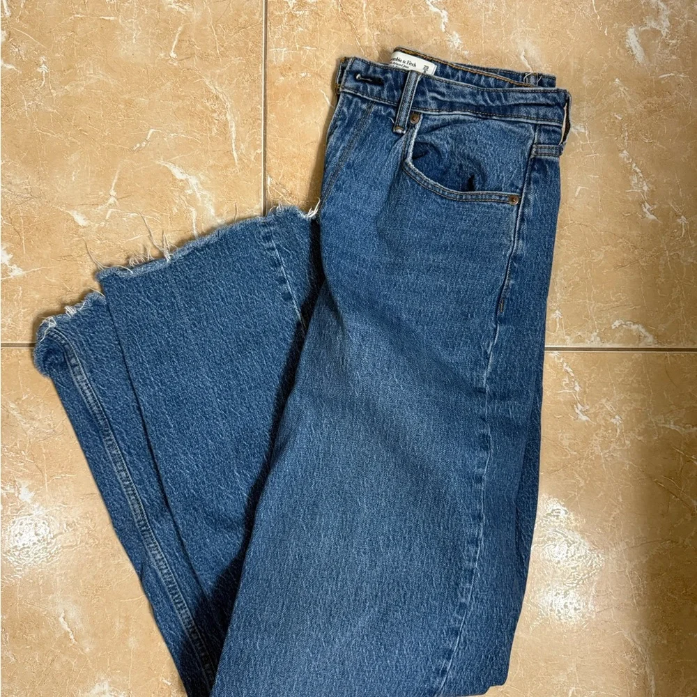 Abercrombie & Fitch Women's 90s Relaxed High Rise Jeans - Picture 1 of 2